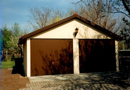 Doppelgarage , Fertiggarage mit Spitzdach